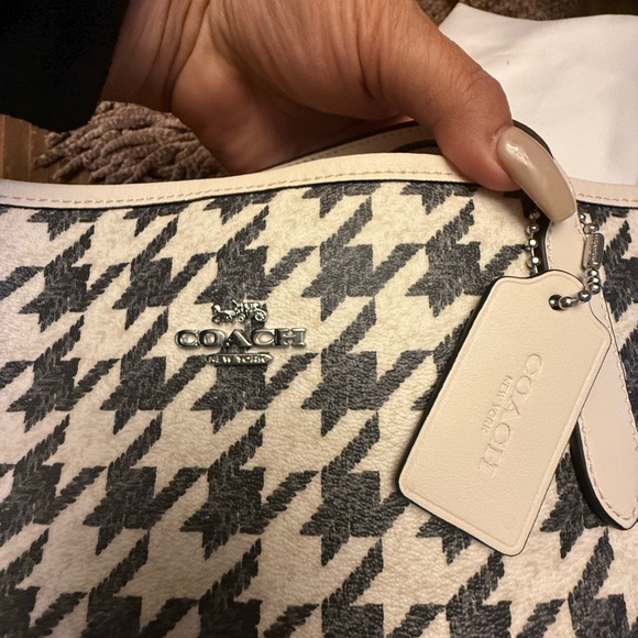 NEW W/Tags Chevron design Coach handbag(Grey & Cream.JUST THE HANDBAG! - Picture 2 of 9